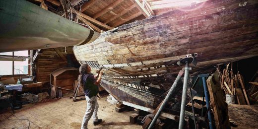 Das Werk der Hände: Bootsbauerin in der Bootswerft Freest (Foto: TMV/pocha.de)